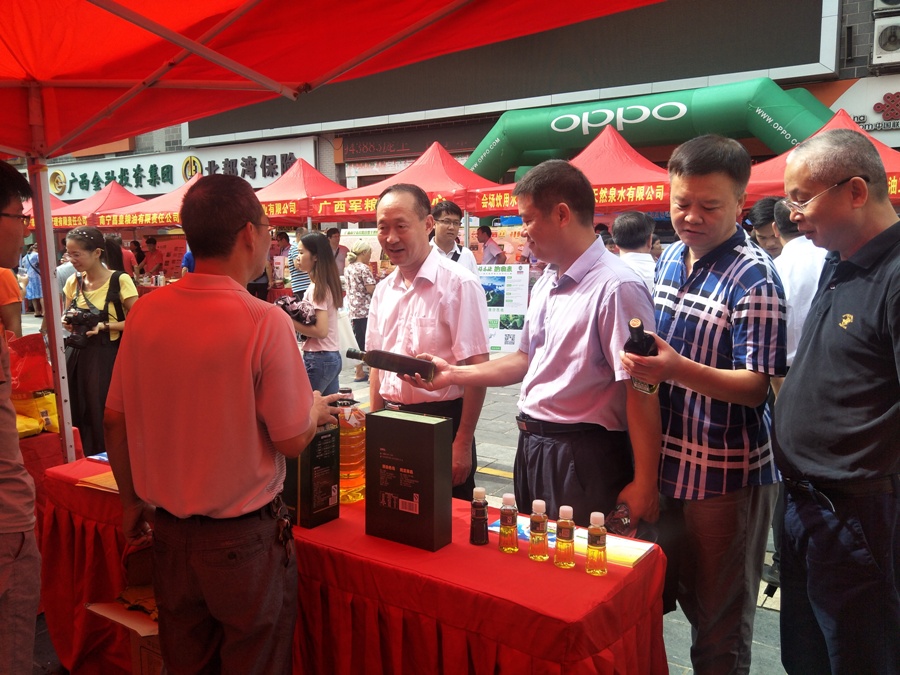 市民在粮科所展位前咨询.JPG