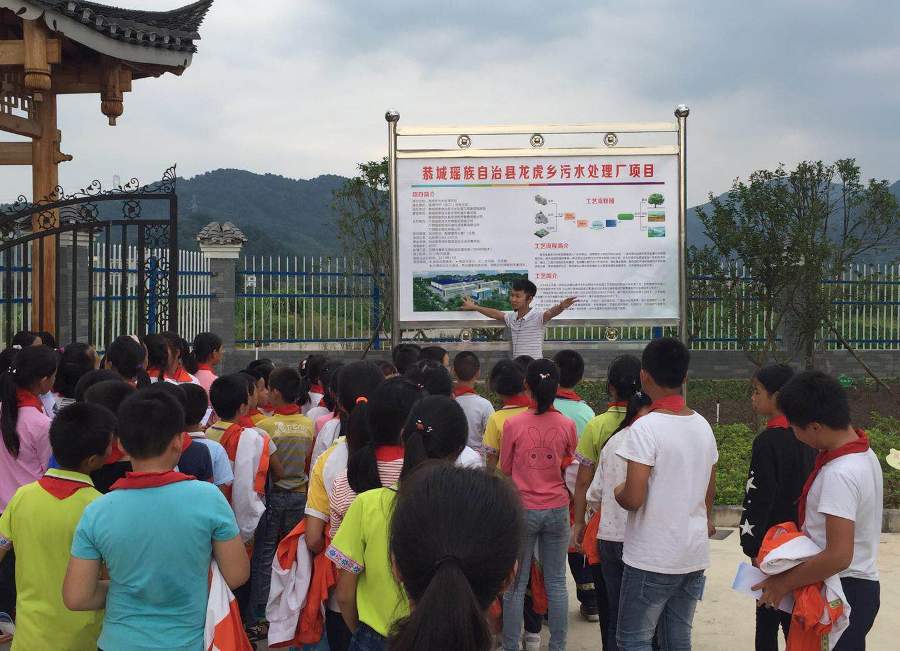 学生在听取科技项目介绍.jpg