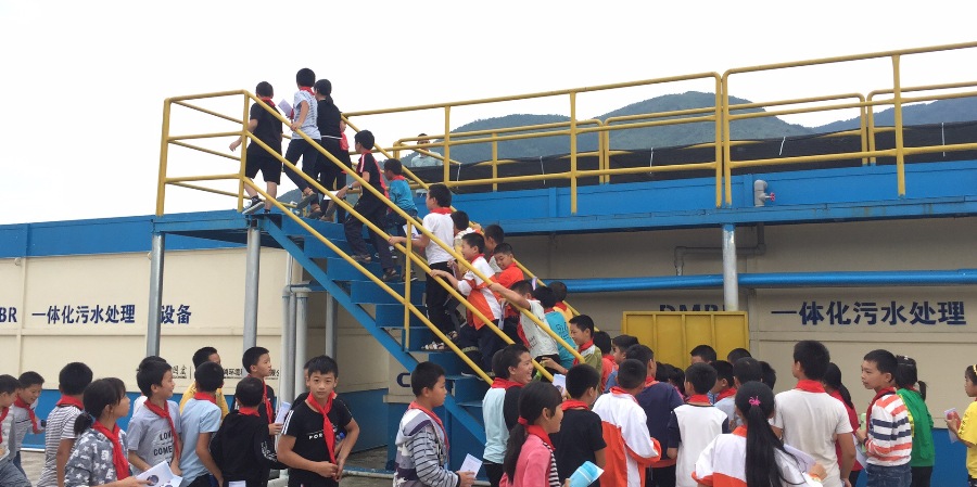 参观污水处理设备.jpg
