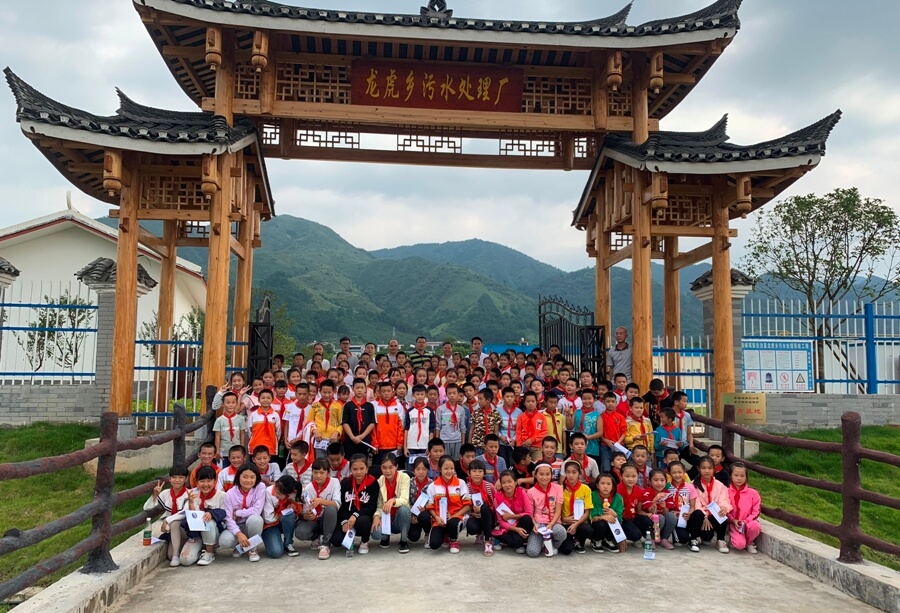 参加活动的学生和相关人员合影.jpg