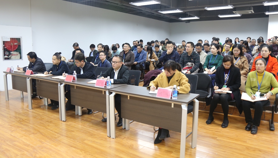 集团公司员工认真听党课.JPG