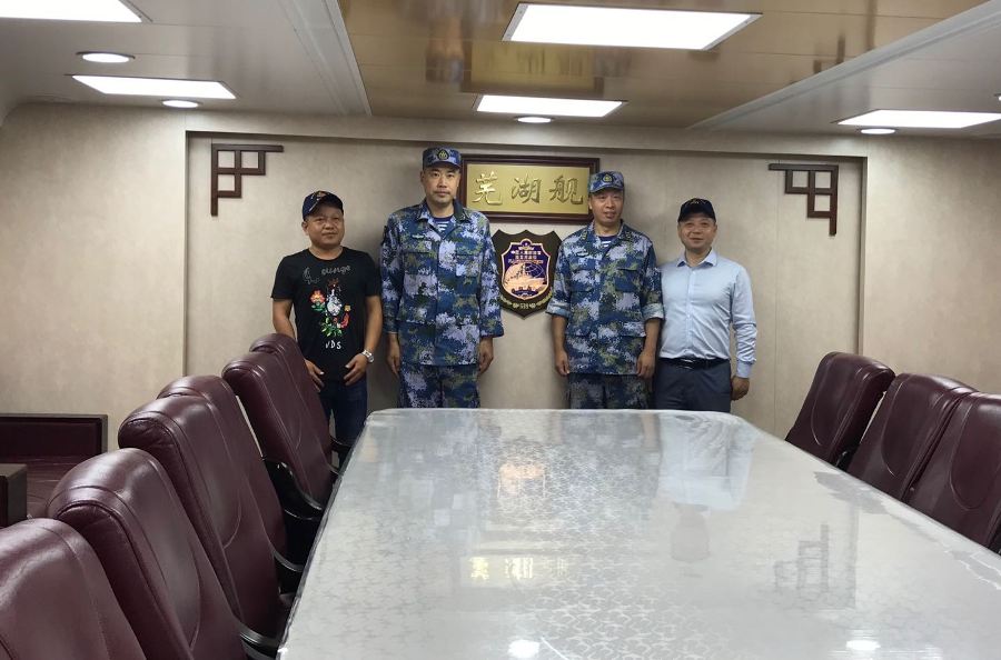 公司相关与舰队领导合影.jpg