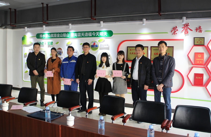 李倩与智鸿科技公司困难党员和困难职工合影.JPG