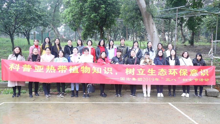 参加活动的女职工合影.JPG