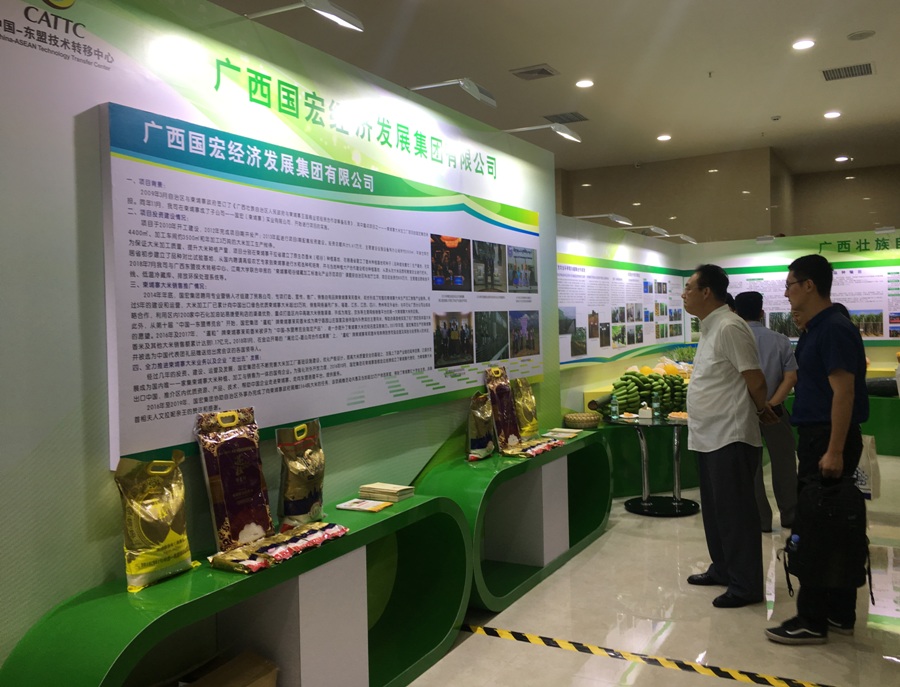 观众在展位参观.jpg