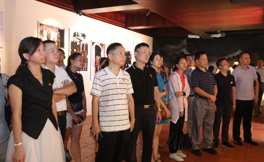 集团领导和党员同志一起聆听讲解.JPG
