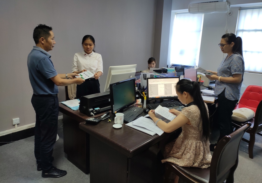 韵阳公司党支部副书记给员工发送家书.jpg