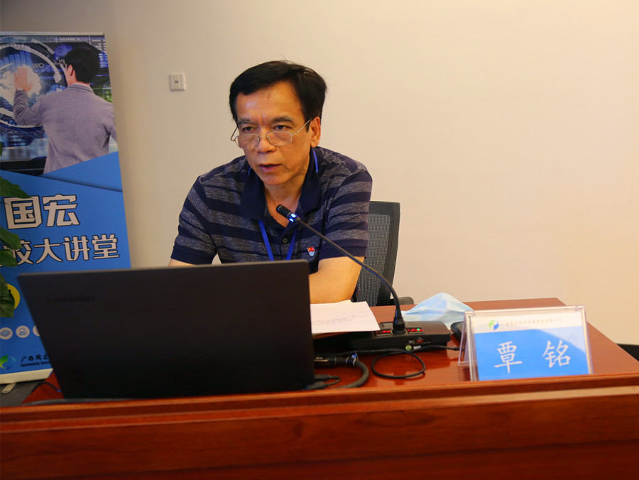 覃铭上党课.jpg