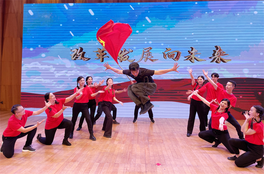 3.2022年6月组织参演“我邀明月颂中华”爱国诗词朗诵比赛作品《改革发展向未来》_副本.jpg